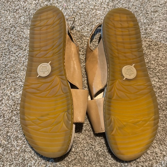 Born NWT Sandals Sling Back 10M Neutral Leather Comfort Vacation Travel Resort - Picture 9 of 13